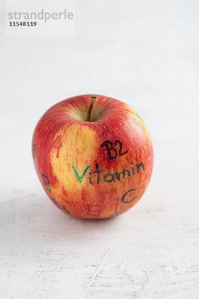 Apfel mit Lebensmittelfarbe gekennzeichnet
