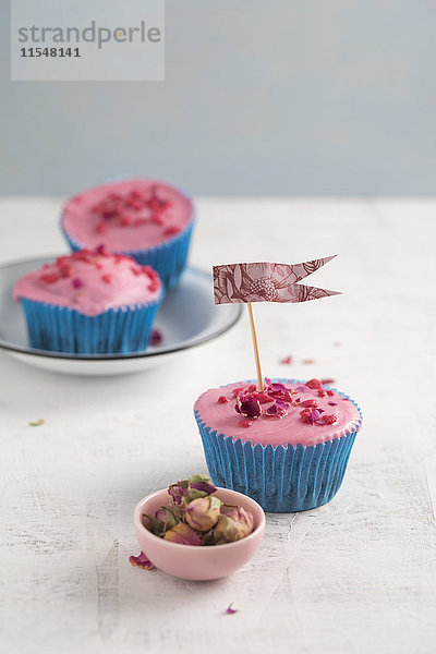 Cupcake mit kandierten Rosenblüten  getrocknete Blüten in Schale