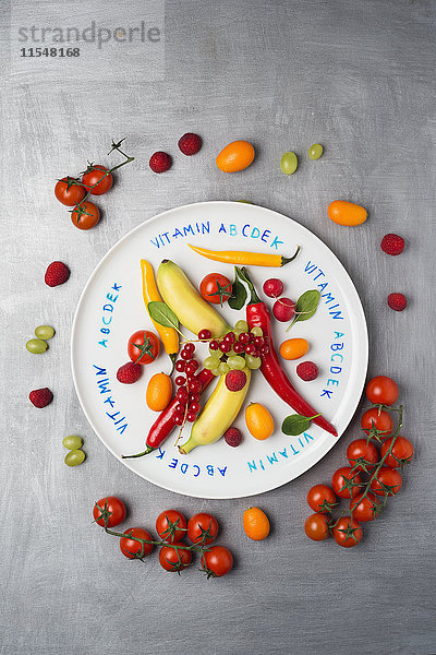 Verschiedene Früchte und Gemüse auf dem Teller  Vitamine
