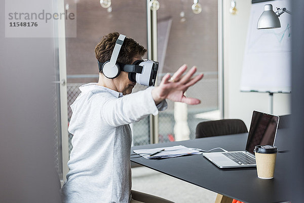 Frau im Büro mit Virtual-Reality-Brille