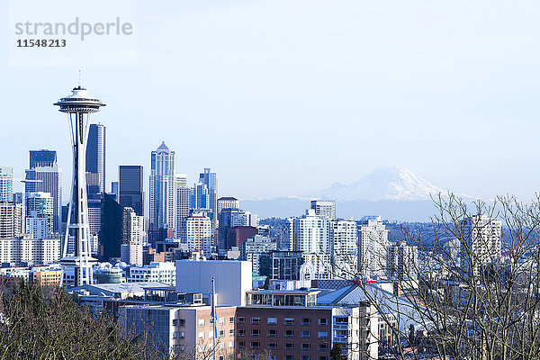 USA  Washington  Seattle  Stadtlandschaft mit Weltraumnadel und Berg