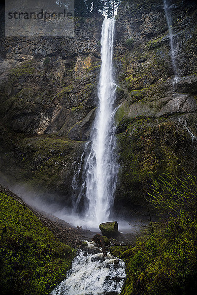 USA  Oregon  bei Portland  Mulnomah Falls