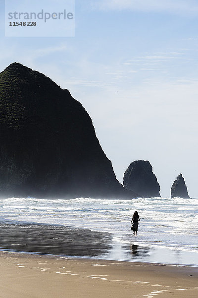 USA  Oregon  Cannon Beach  Haystack Rock  Frau am Strand