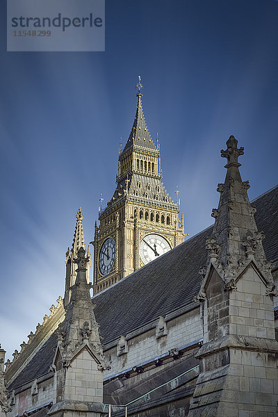 UK  London  Blick auf Big Ben hinter einem Dach des Palace of Westminster