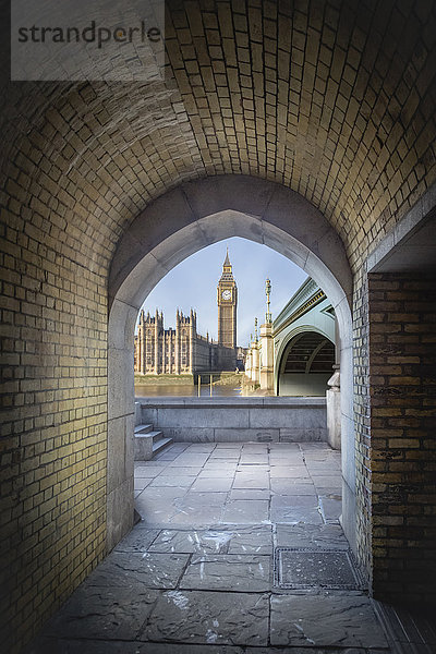 UK  London  Blick auf Big Ben und Palace of Westminster durch einen Fußgängertunnel