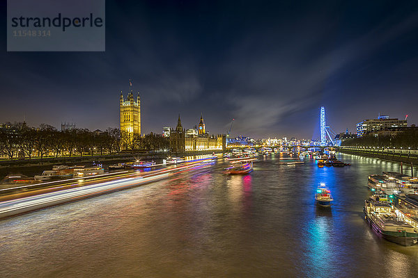 UK  London  Blick auf die Themse mit Palace of Westminster und London Eye bei Nacht