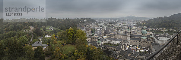 Österreich  Salzburg  Panoramablick auf die Salzburger Innenstadt im Nebel