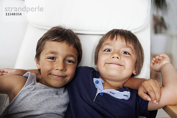 Porträt von zwei lächelnden kleinen Brüdern Arm in Arm