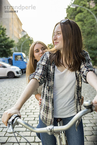 Zwei Teenager-Mädchen zusammen auf dem Fahrrad