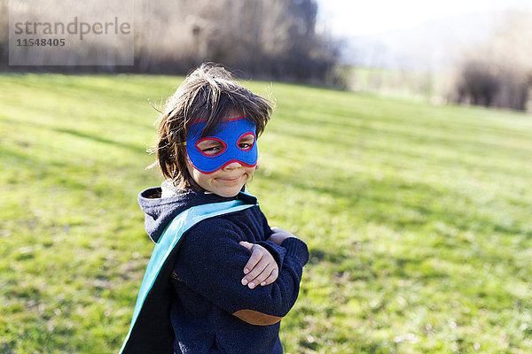 Porträt des kleinen Jungen als Superhelden verkleidet