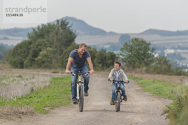 Deutschland  Rheinland-Pfalz  kleiner Junge auf Fahrradtour mit seinem Vater