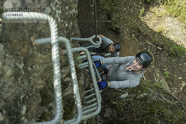 Deutschland  Westerwald  Hölderstein  Mann und Frau klettern auf Klettersteigen