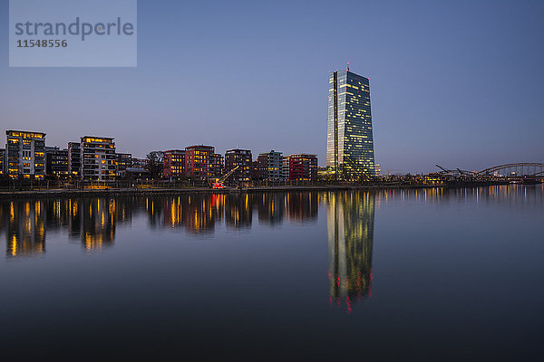Deutschland  Hessen  Frankfurt  Main und Zentrale der Europäischen Zentralbank am Abend