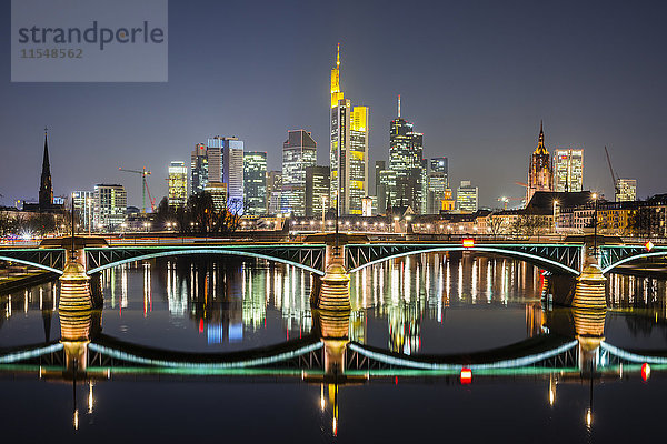 Deutschland  Hessen  Frankfurt  Ignaz-Bubis-Brücke und Finanzplatz am Abend