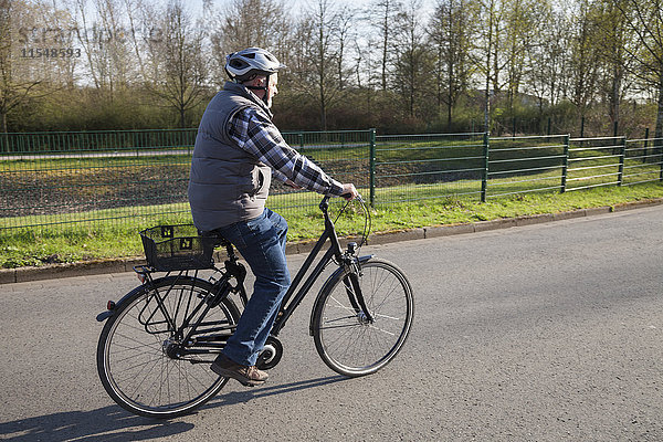 Senior Mann auf dem Fahrrad