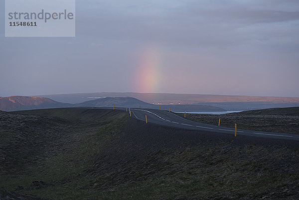 Island  Golden Circle Nationalpark  Berge und Regenbogen bei Mitternachtssonne