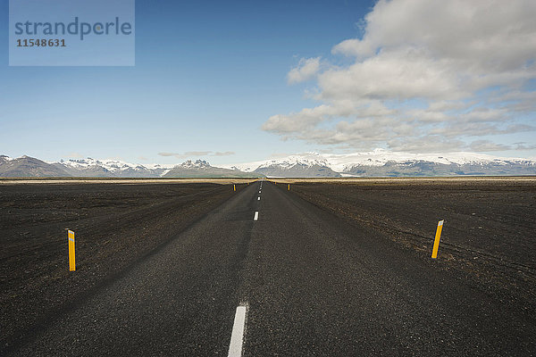 Island  leere Straße in Südisland