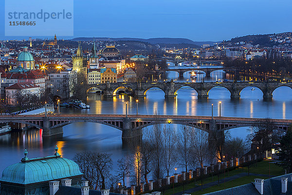 Tschechien  Prag  Stadtansicht mit Moldau und Karlsbrücke bei Sonnenuntergang