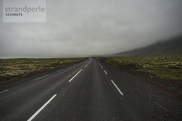 Island  leere Straße im Nebel