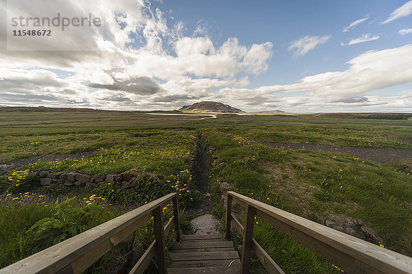 Island  Holztreppe und Landschaft von Skalholt aus gesehen