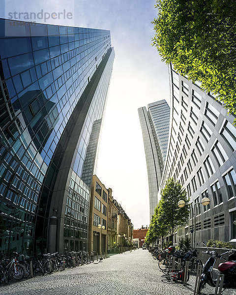 Deutschland  Frankfurt  Gasse zwischen modernen Bürogebäuden