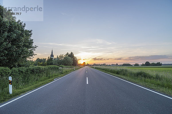 Deutschland  Niedersachsen  Peine  Landstraße bei Sonnenuntergang
