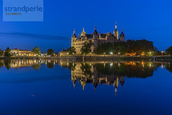 Deutschland  Mecklenburg-Vorpommern  Schwerin  Schloss Schwerin mit See am Abend