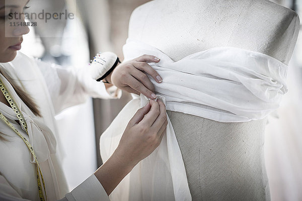 Brautkleid-Designer bei der Arbeit