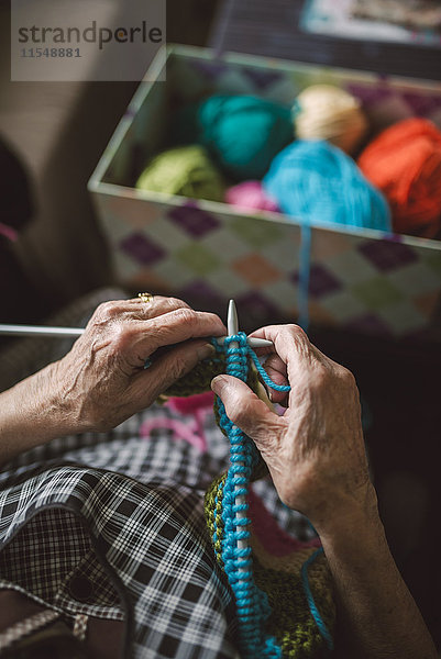 Hände der strickenden Seniorin  Nahaufnahme