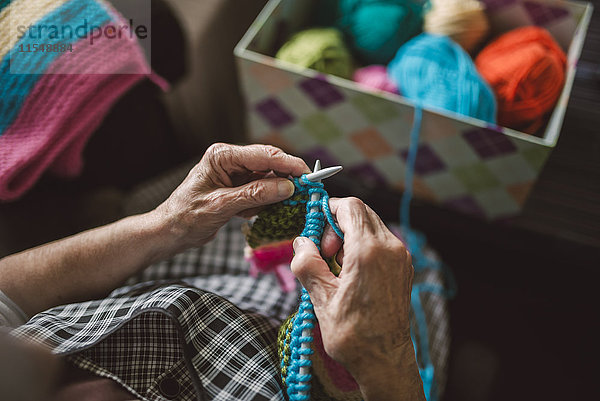 Hände der strickenden Seniorin  Nahaufnahme