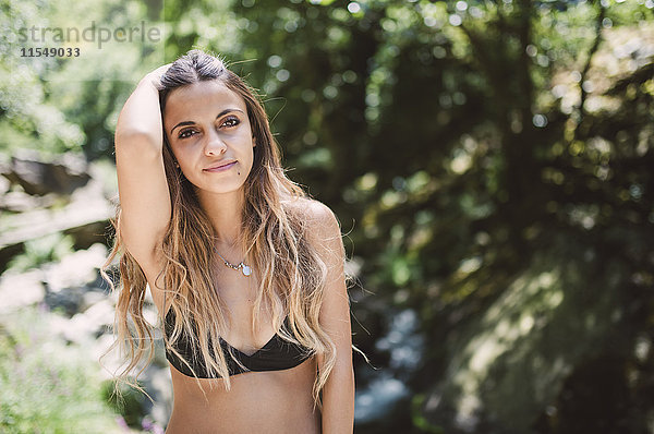 Portrait einer jungen Frau im Bikini-Top