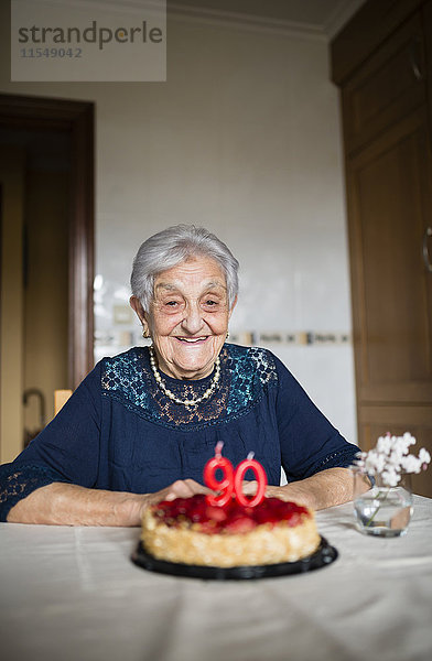 Porträt einer glücklichen Seniorin zum neunzigsten Geburtstag