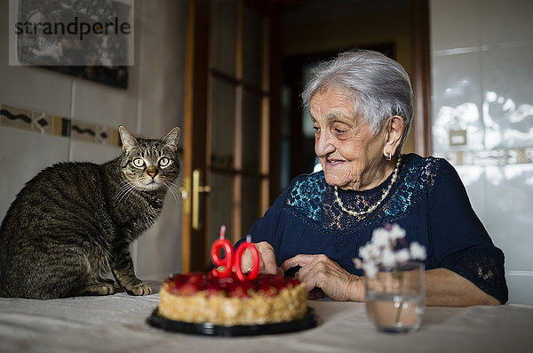 Seniorin feiert neunzigsten Geburtstag mit ihrer Katze