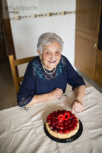 Seniorin feiert ihren neunzigsten Geburtstag