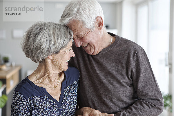 Glückliches Seniorenpaar zu Hause