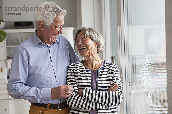 Lachendes Seniorenpaar zu Hause