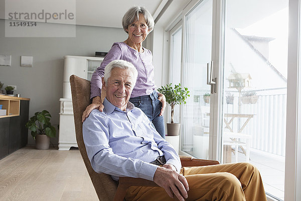 Porträt eines entspannten Seniorenpaares zu Hause