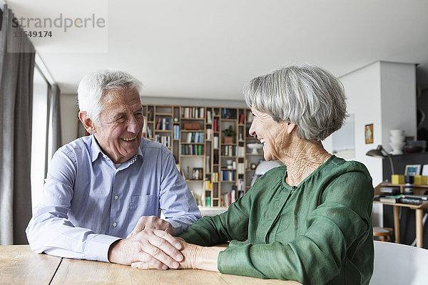 Glückliches Seniorenpaar mit Spaß zu Hause