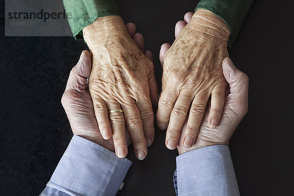 Seniorenpaar  Händchen haltend  Nahaufnahme