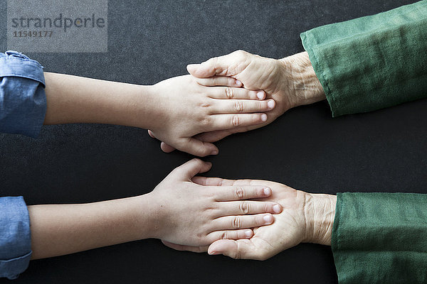 Großmutter und Enkelin beim Händchenhalten  Nahaufnahme
