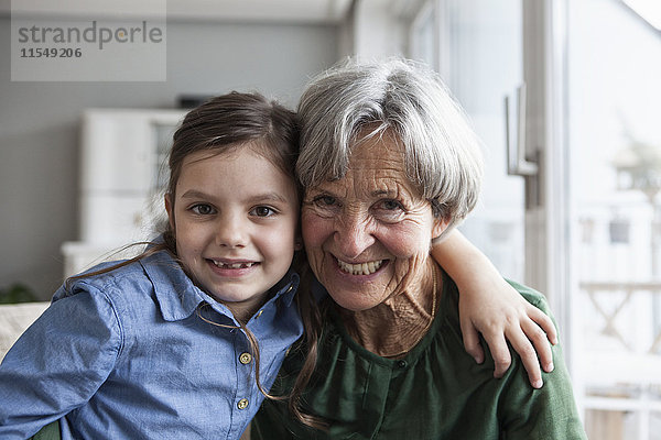 Porträt der glücklichen Großmutter und ihrer Enkelin zu Hause