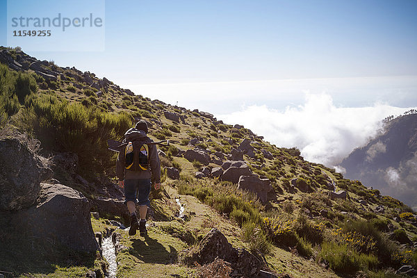 Portugal  Madeira  Mann auf Wanderung entlang der Levadas