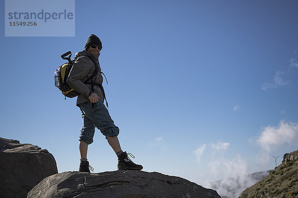 Portugal  Madeira  Mann auf Felsbrocken auf dem Gipfel