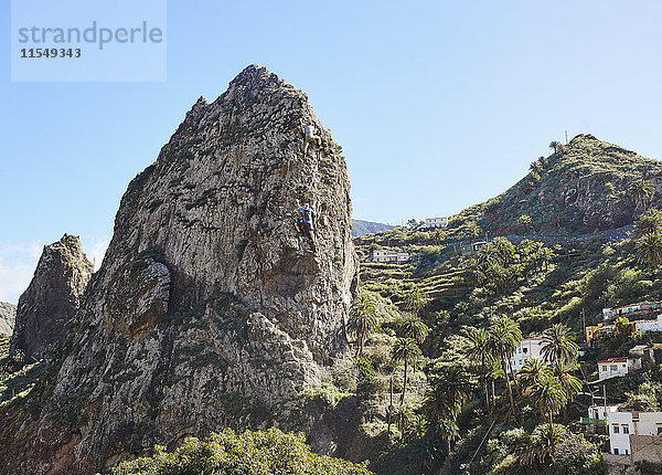 Spanien  Kanarische Inseln  La Gomera  zwei Männer klettern auf Felsen
