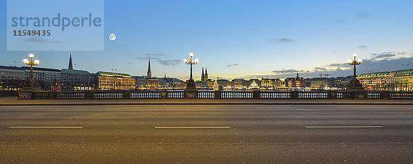 Deutschland  Hamburg  Binnenalster  Blick von der Lombardischen Brücke am Abend
