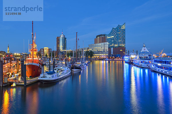 Deutschland  Hamburg  Hanseatic Trade Center  Elbphilharmonie und Hafen am Abend