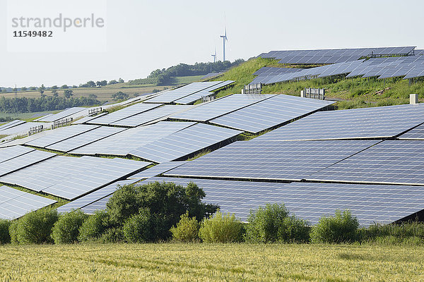 Deutschland  Bayern  Franken  Solarzellenfeld in der Landschaft