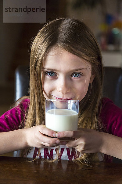 Porträt eines Mädchens  das ein Glas Milch trinkt.