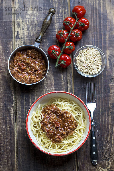 Spaghetti mit vegetarischer Bolognese in Schale  Sojafleisch