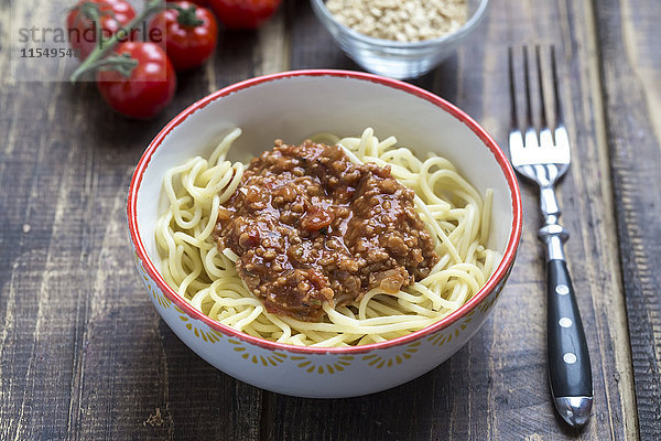 Spaghetti mit vegetarischer Bolognese in Schale  Sojafleisch